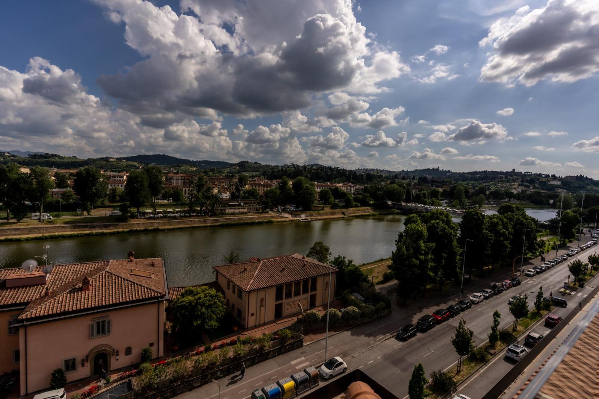 Columbus Urban Resort Firenze Kültér fotó The Garonne river in Toulouse