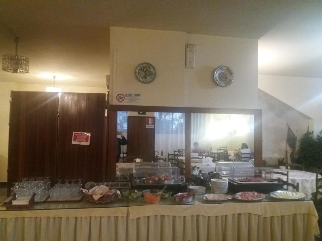 Columbus Urban Resort Firenze Kültér fotó A buffet in a restaurant