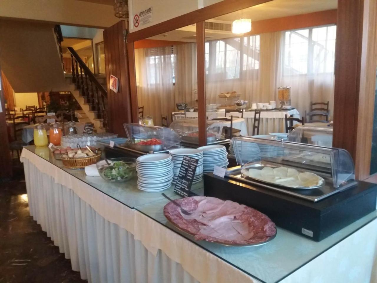Columbus Urban Resort Firenze Kültér fotó A buffet at a hotel