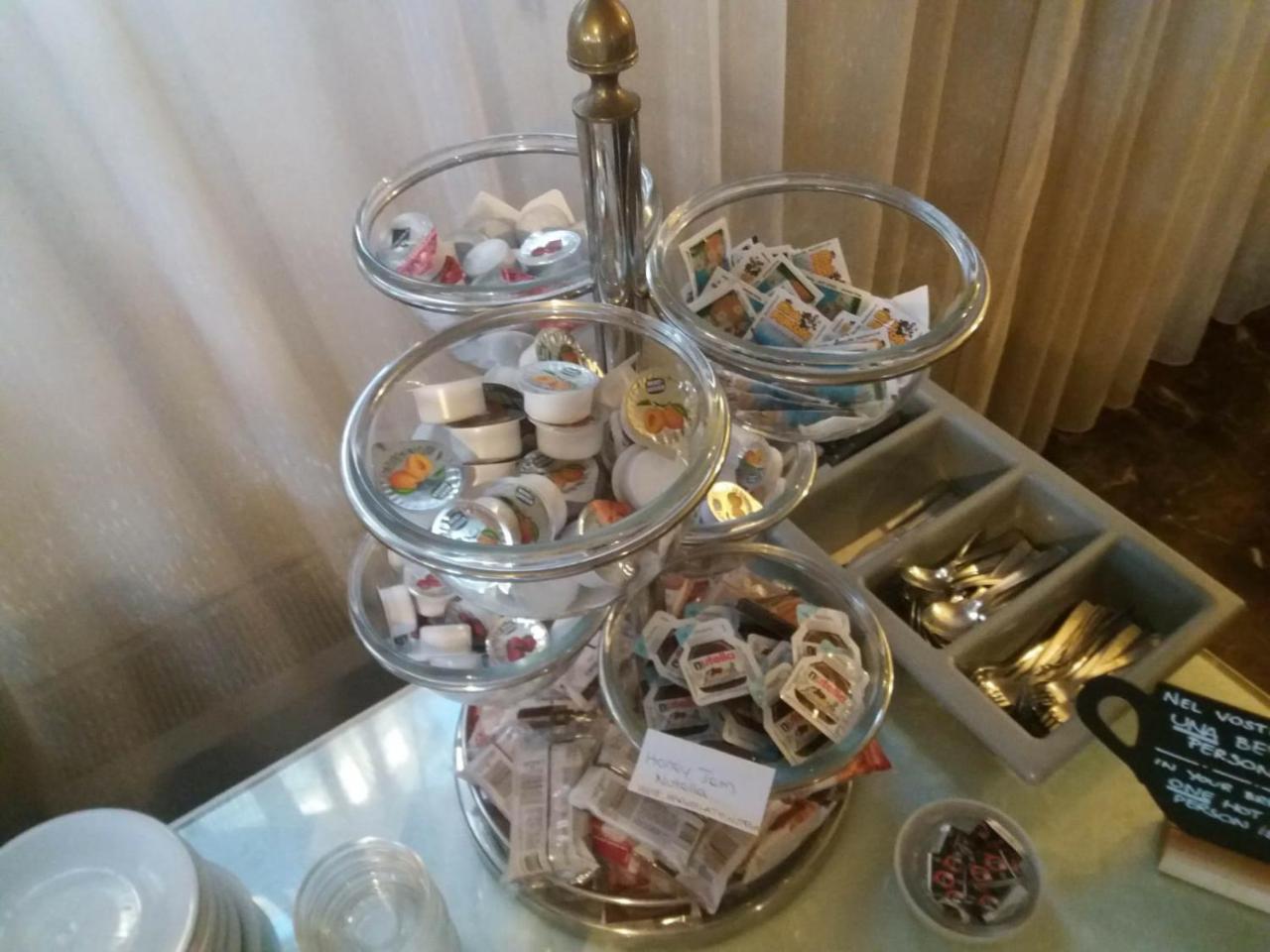 Columbus Urban Resort Firenze Kültér fotó A tiered serving stand with various teas
