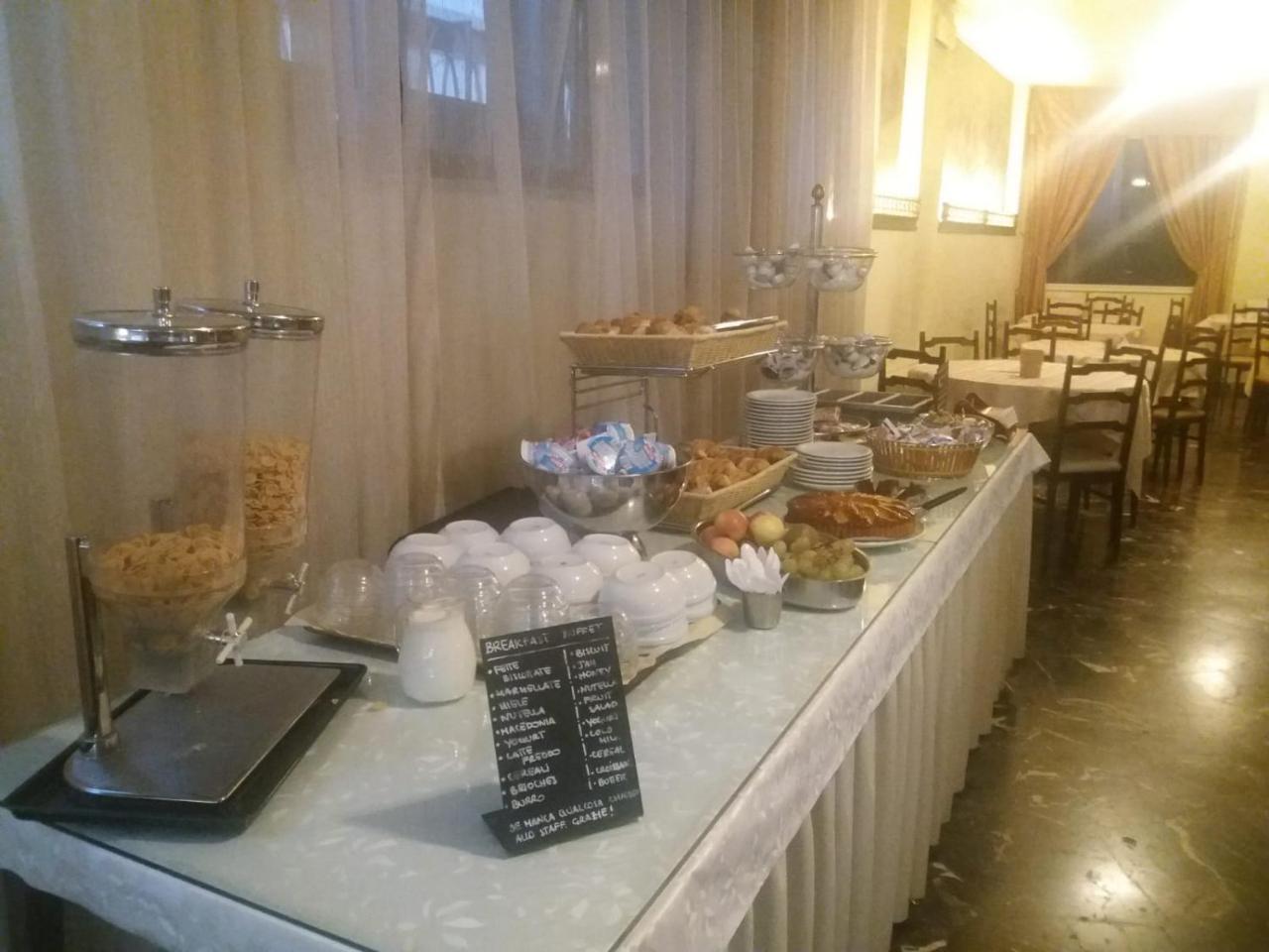 Columbus Urban Resort Firenze Kültér fotó A buffet at a hotel