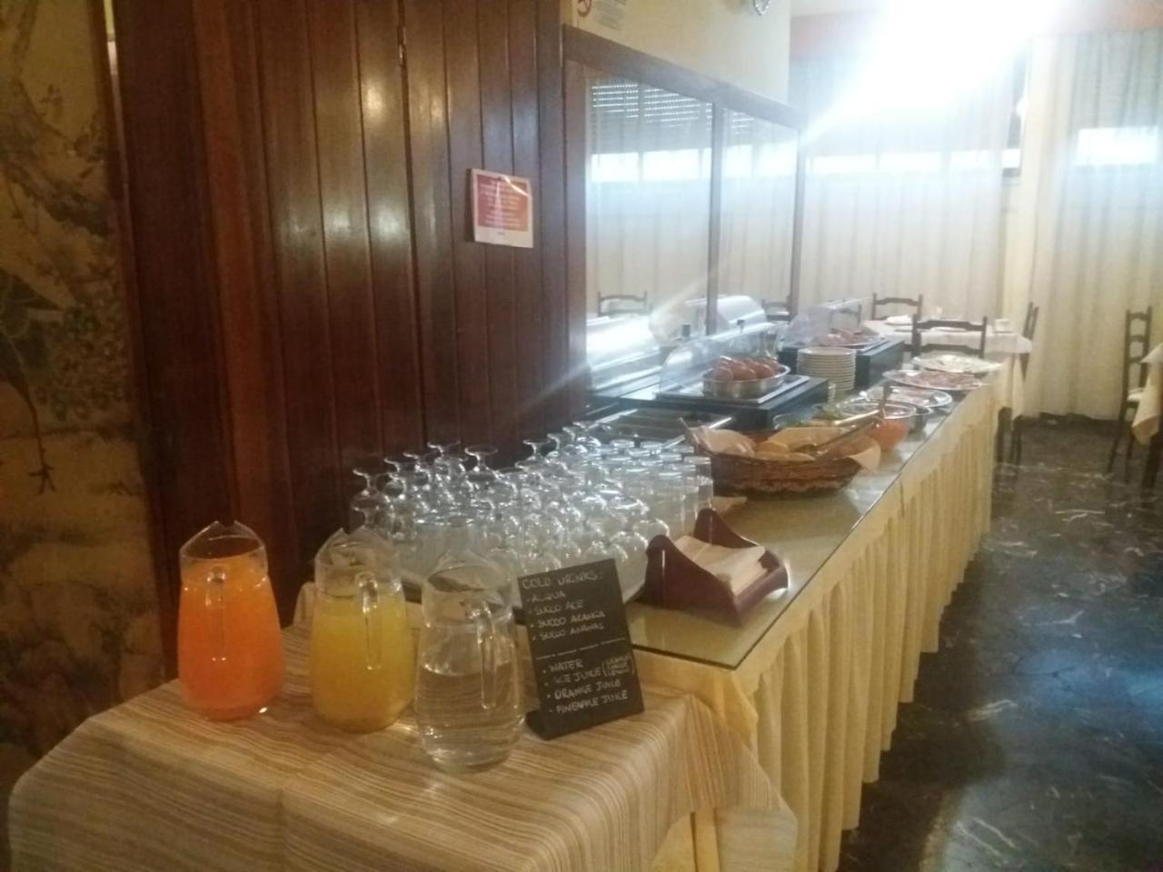Columbus Urban Resort Firenze Kültér fotó A buffet at a hotel