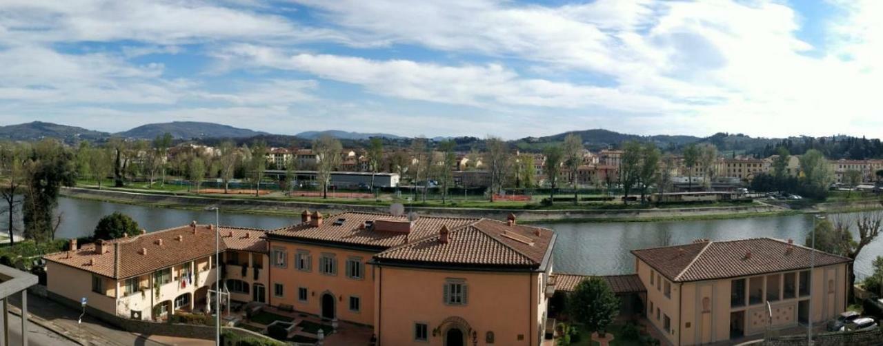 Columbus Urban Resort Firenze Kültér fotó View of the Arno river from the tower of the Palazzo del Podestà